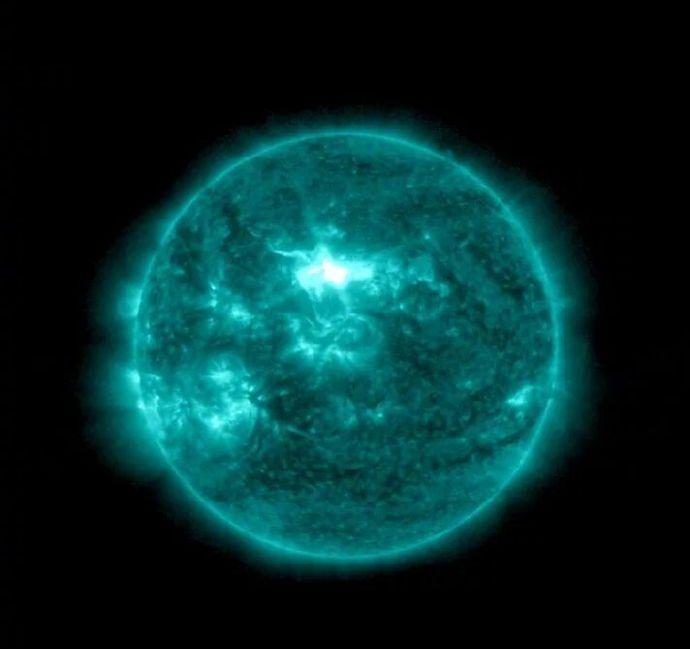 【转存分享！今明我国北方可能出现极光】中国气象局国家空间天气监测预警中心预计，今