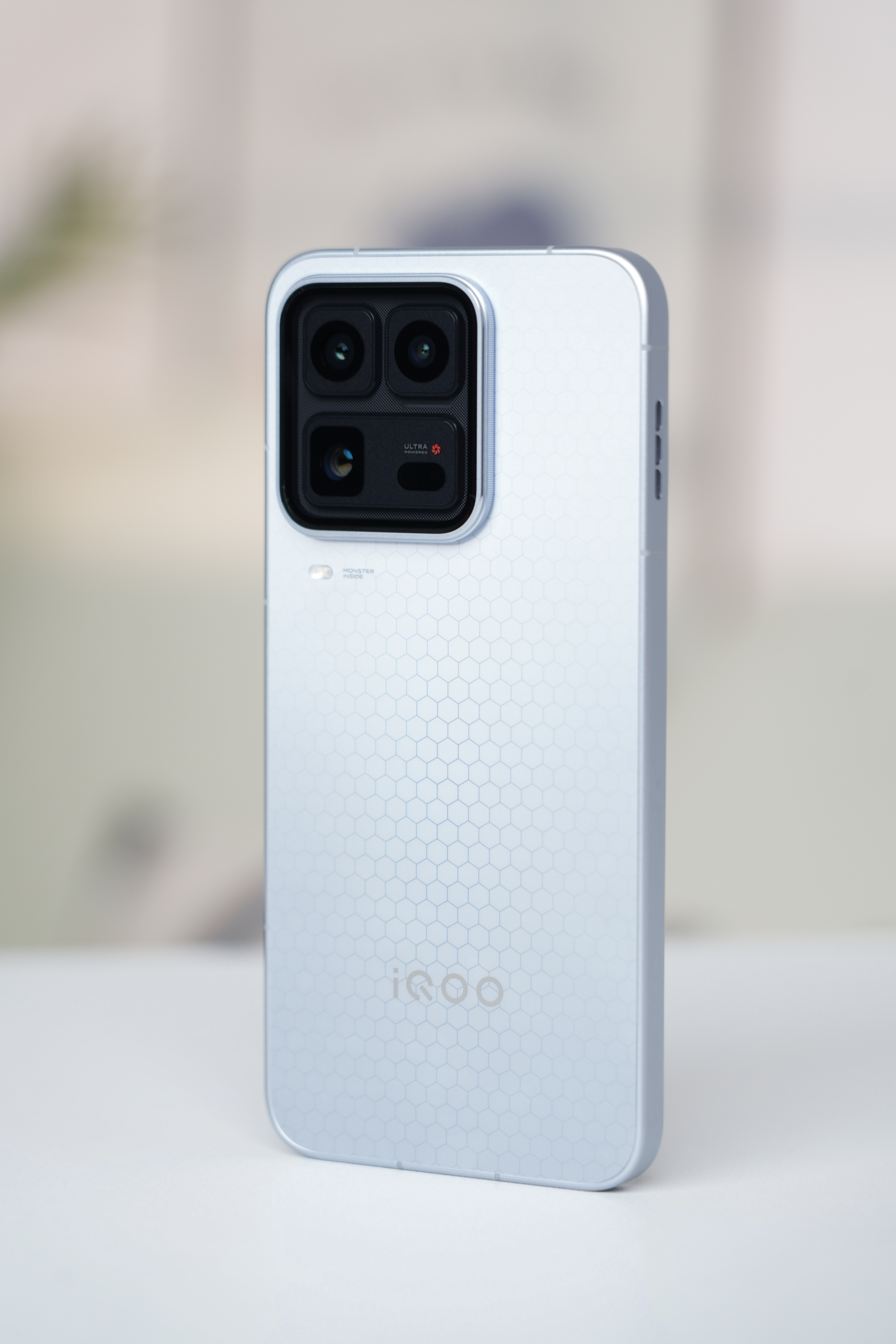 开箱iQOO 15 Ultra 2049（银）背板的蜂巢纹理太有赛博朋克那味儿了
