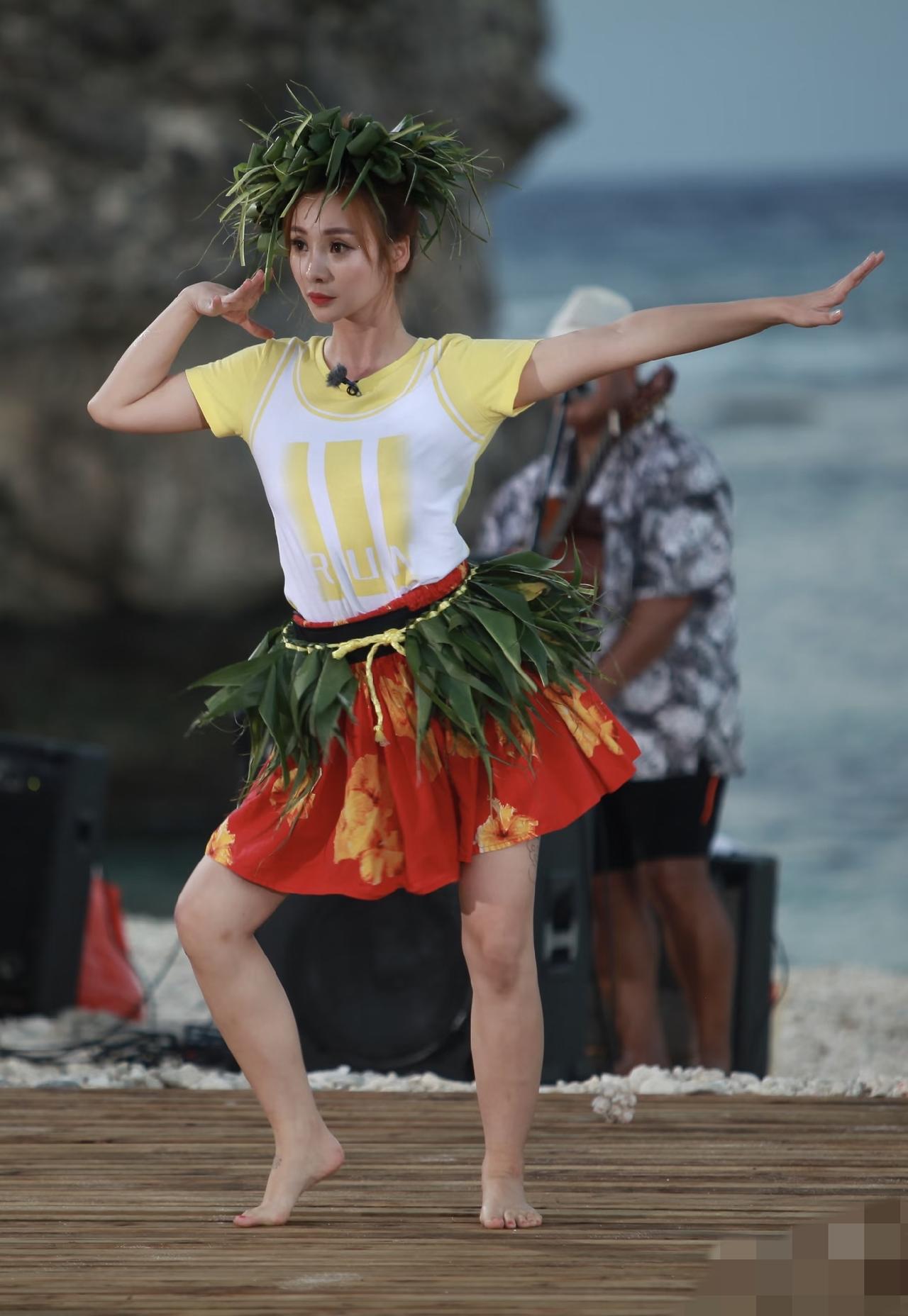 柳岩～草裙舞，力量美
