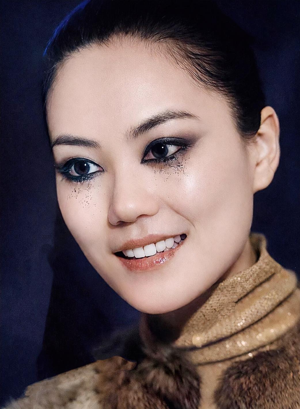 她妆造特点，必须延伸至眉骨，不画眉骨的位置，她就太普通了，标榜特立独行的时代