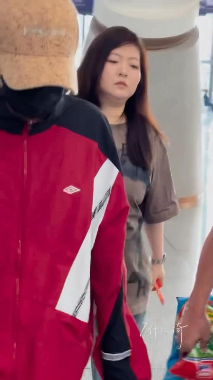 鹿晗寸头鹿晗剪新发型了，这是寸头吗 