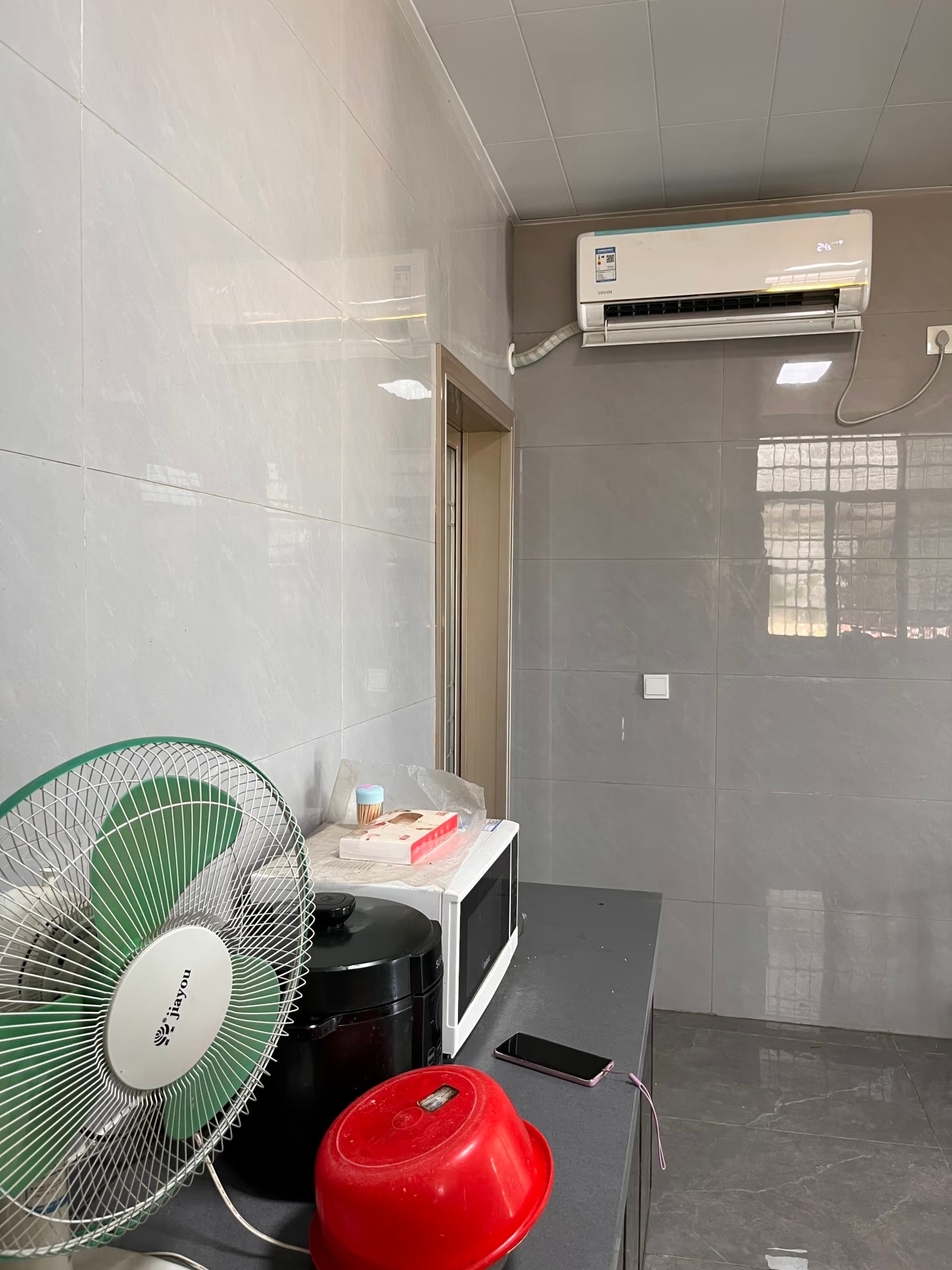 公公给婆婆在厨房安装了一台空调夏天下厨真的就是噩梦，最近每次进厨房做一次饭就好比