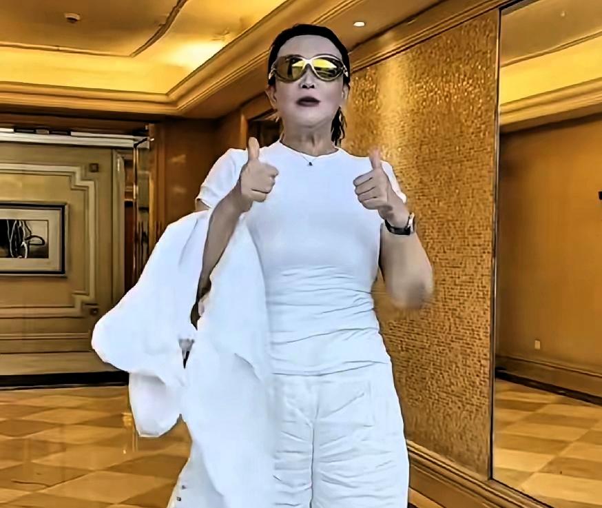 家事风波喧嚣不断，兰姐处事格局让人由衷佩服
 
明明另一边还在不断爆出家庭相关的