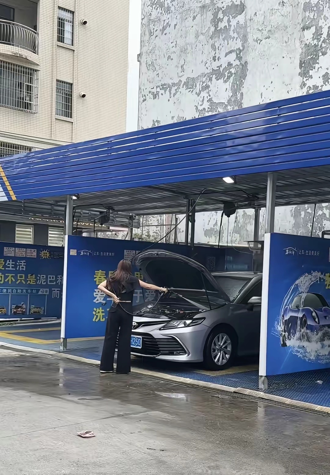 刚从老家拜年回来，让她帮忙洗下车，我就去了趟洗手间的功夫，回来就瞅见这场景，心里