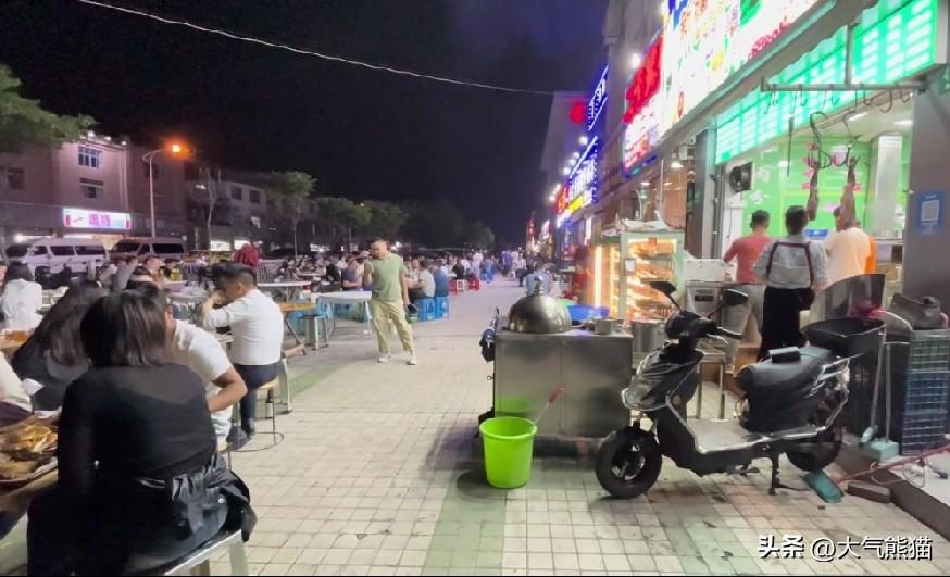 终于出手管楼下饭店扰民这件事了！
从8月15号开始，禁止在居民楼没有专用烟道的情