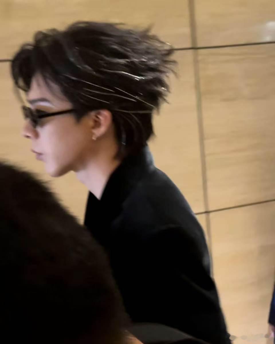 刘宇宁走路一步三摇拽拽的帅刘宇宁展示天资的事顺手就做了本来只是路人，看到他一步三
