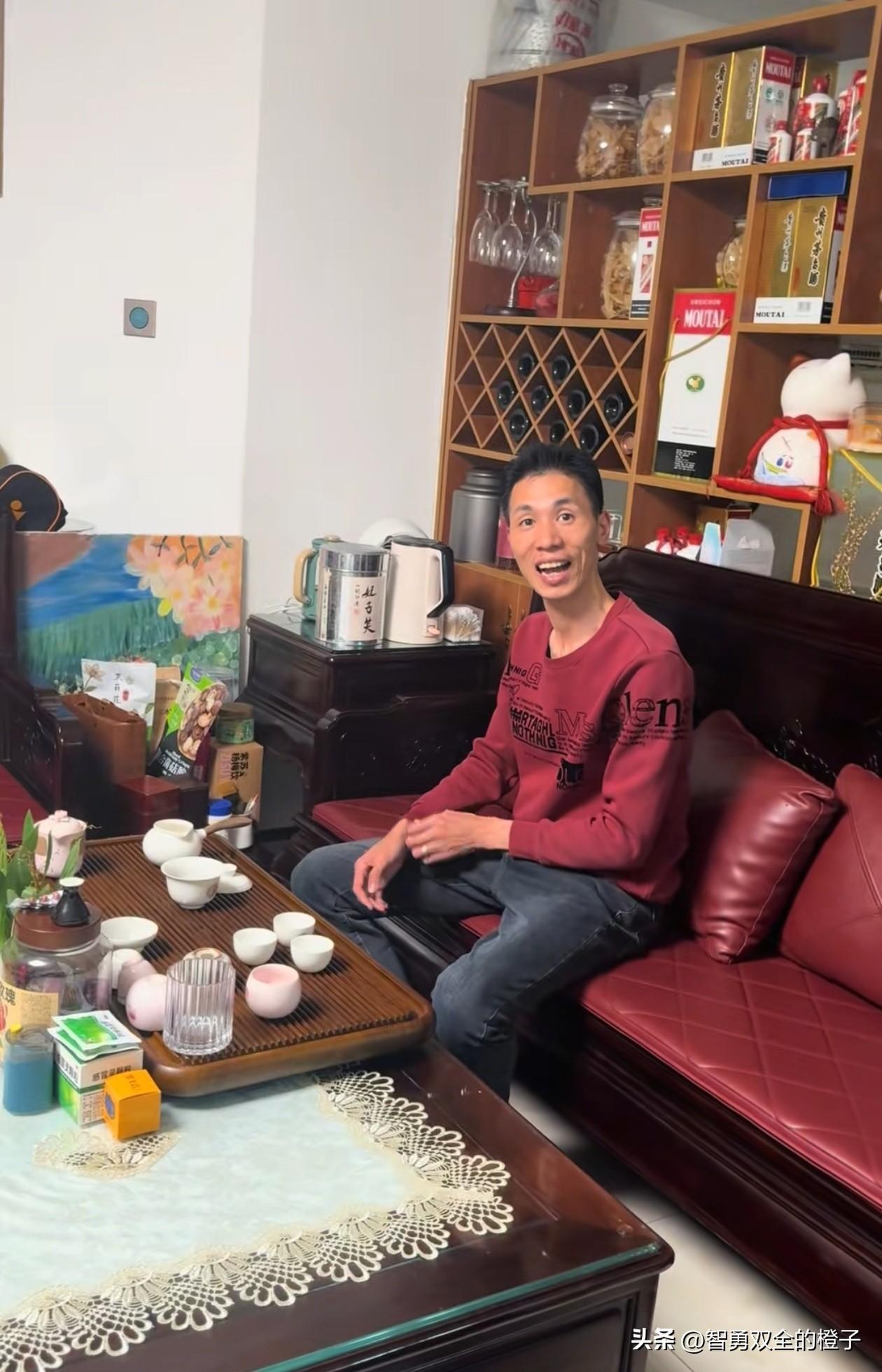 李鑫已经回到了广东那个家，吃完饭坐在沙发上，一边泡茶，一边和姐姐聊着天！

他现