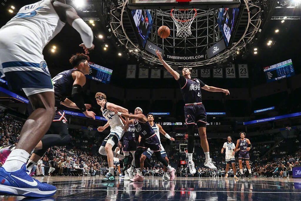 北京时间10月14日，刚刚结束的一场NBA季前赛，广州龙狮74-134不敌纯替补