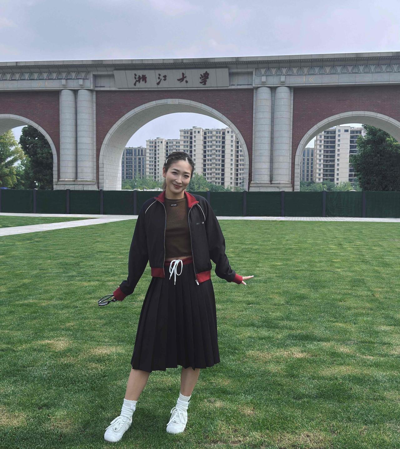 刘诗雯的生活好惬意，乒乓球女队上的颜值天花板，事业和生活两不误！
去了浙江大学，