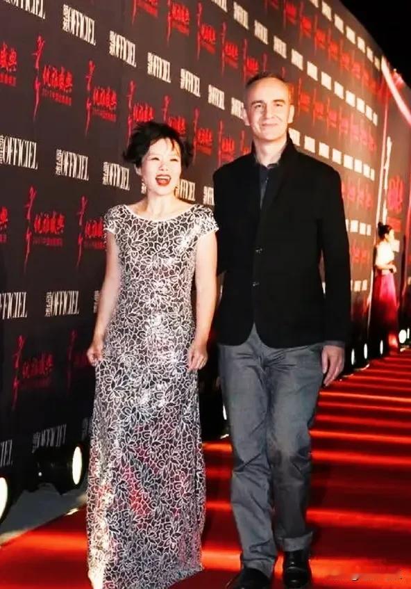 曾经让人羡慕的一对夫妻，如今也走到了分道扬镳，就在昨天，知名歌唱演员龚琳娜宣布与