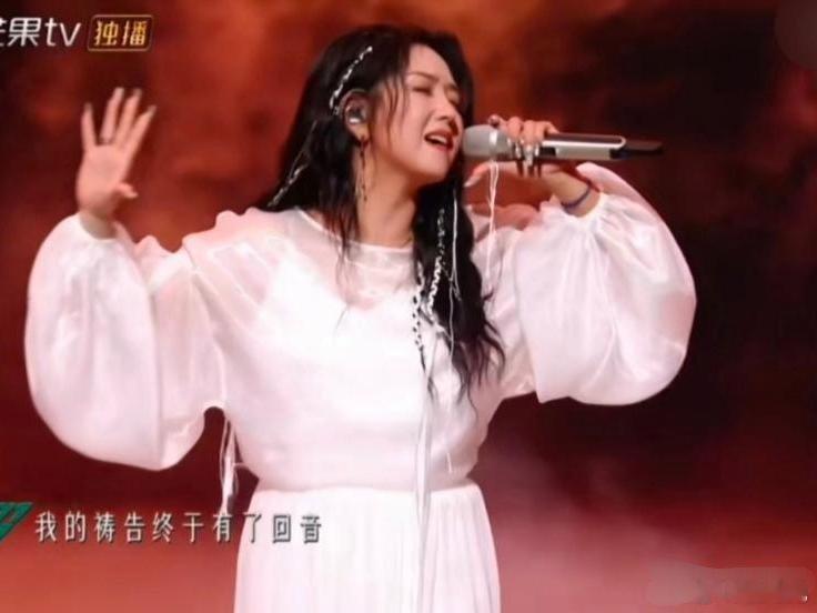 何洁在浪姐上的表演垫音好严重……哎！唱歌不行还喜欢甩脸子，没实力就不要强出头嘛[