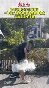 欠收拾！云南大理洱海，一年轻人在景区头戴日本头巾，女子看到后，便上前理论，不料，