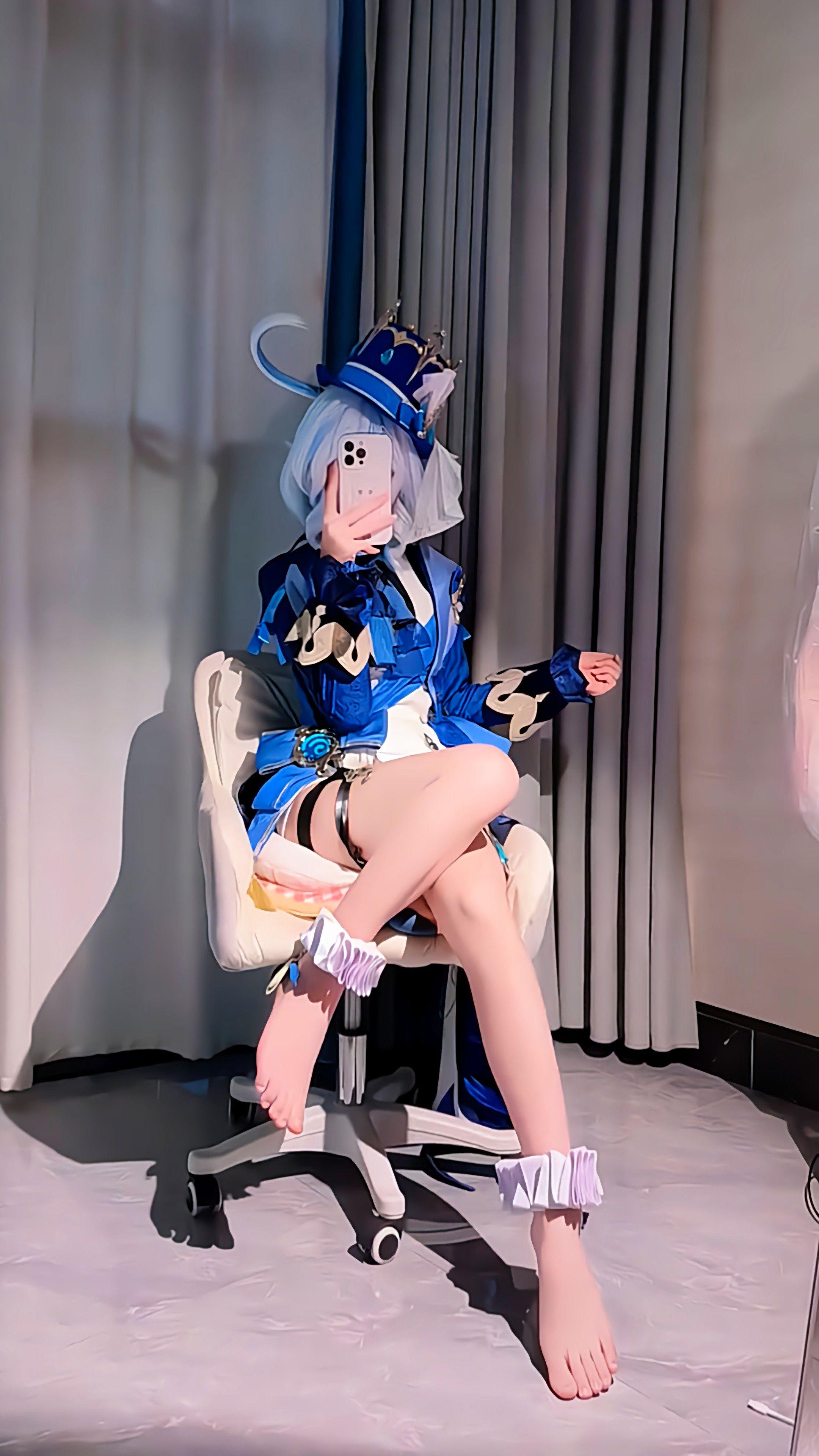 三选一哦。芙宁娜cos