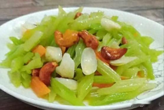 立夏后菜市场堆满“碱性菜”，专家说酸碱体质是假的，那我们到底该吃啥？
最近逛菜市