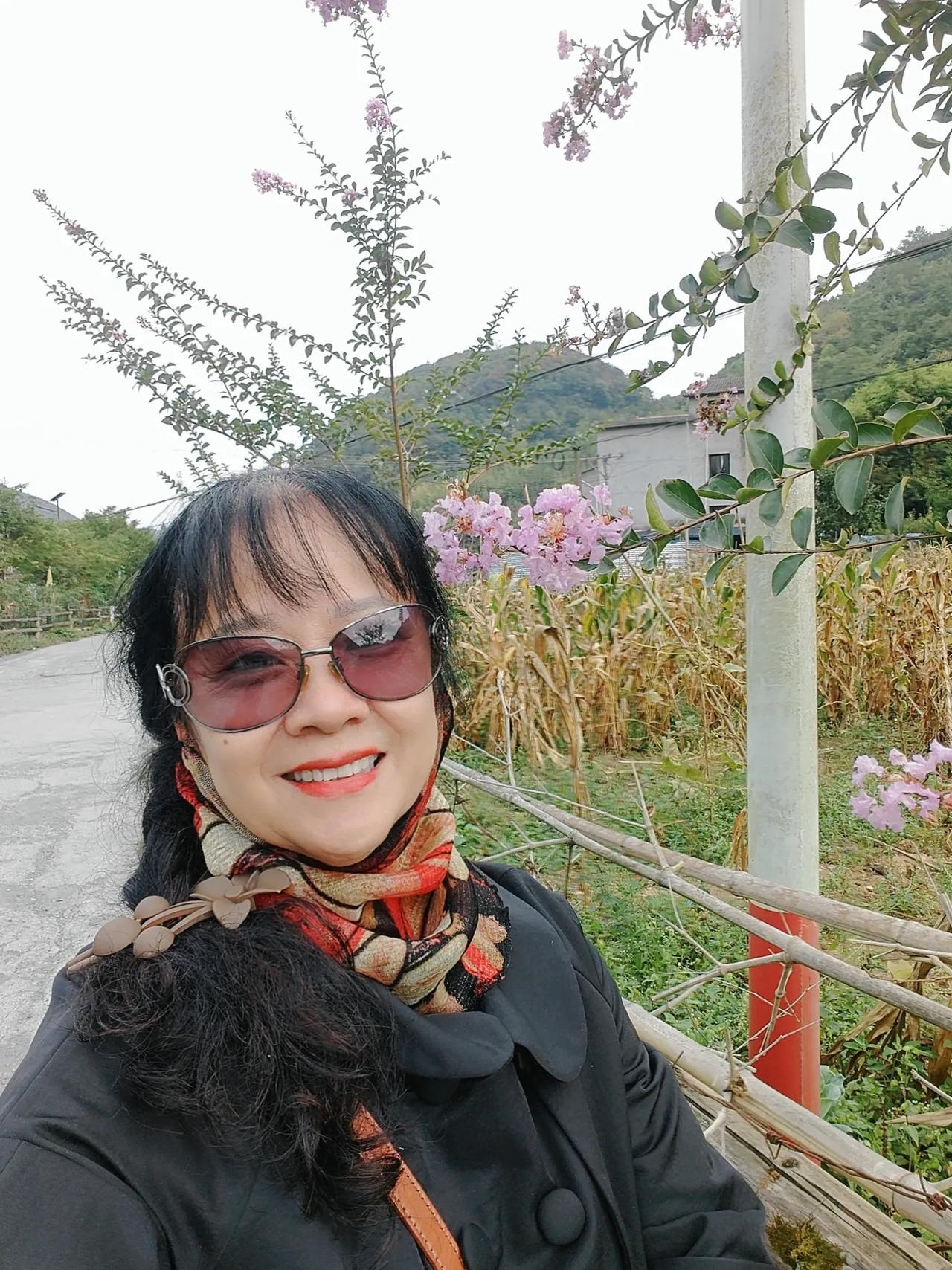 避暑生活即将结束，今天和邻居们出去看风景、购物;中午大家在一起吃个饭，再见了！2