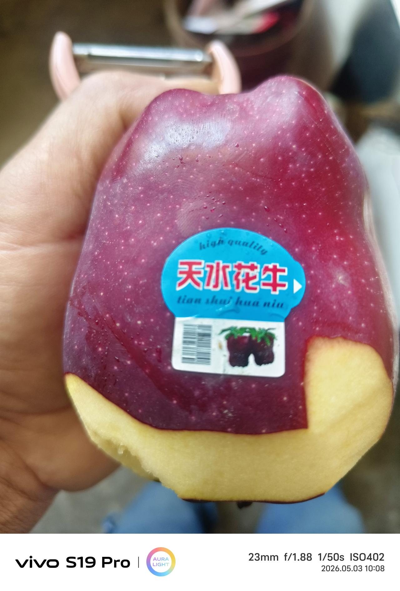 其实水果我没有几样爱吃的，平日里我主要就是苹果，什么草莓，香蕉。桔子，菠萝……我