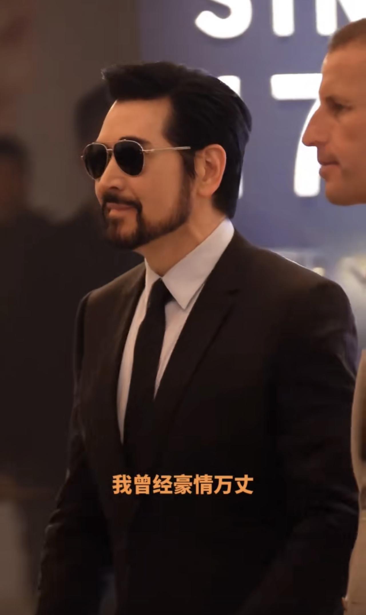 我是男人都看了十几次。你看他的骨相，你看他的头发，你看他的笑容。

跨代男神，从