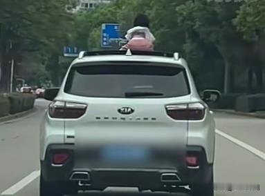 近日，在浙江湖州的一条繁忙街道上，发生了一起令人捏把汗的惊险一幕。一辆正在行驶中