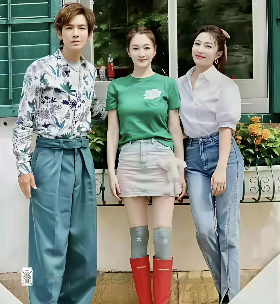 三个朋友在花园里拍照留念。一张青春岁月的年轻照。有一位明星认识吗？年轻真好，珍惜
