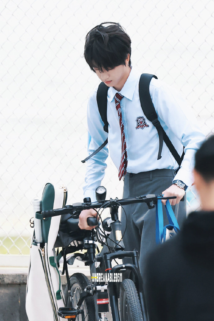 张桂源骑单车  张桂源骑单车路透来啦，omg晨阳哥哥为什么不是我学长啊，这也太青