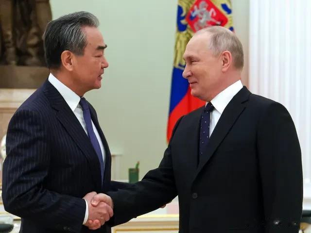 中央外办主任王毅到访俄罗斯，普京亲自迎接并举行会谈；

中国防长李尚福到访俄罗斯