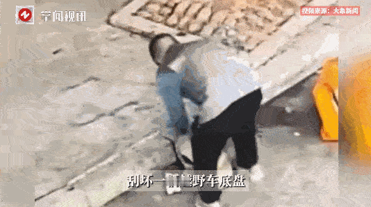 “吃饱撑的！”9月22日，湖南邵东，一位60多岁的老人在路上遇到一个石墩，竟徒手