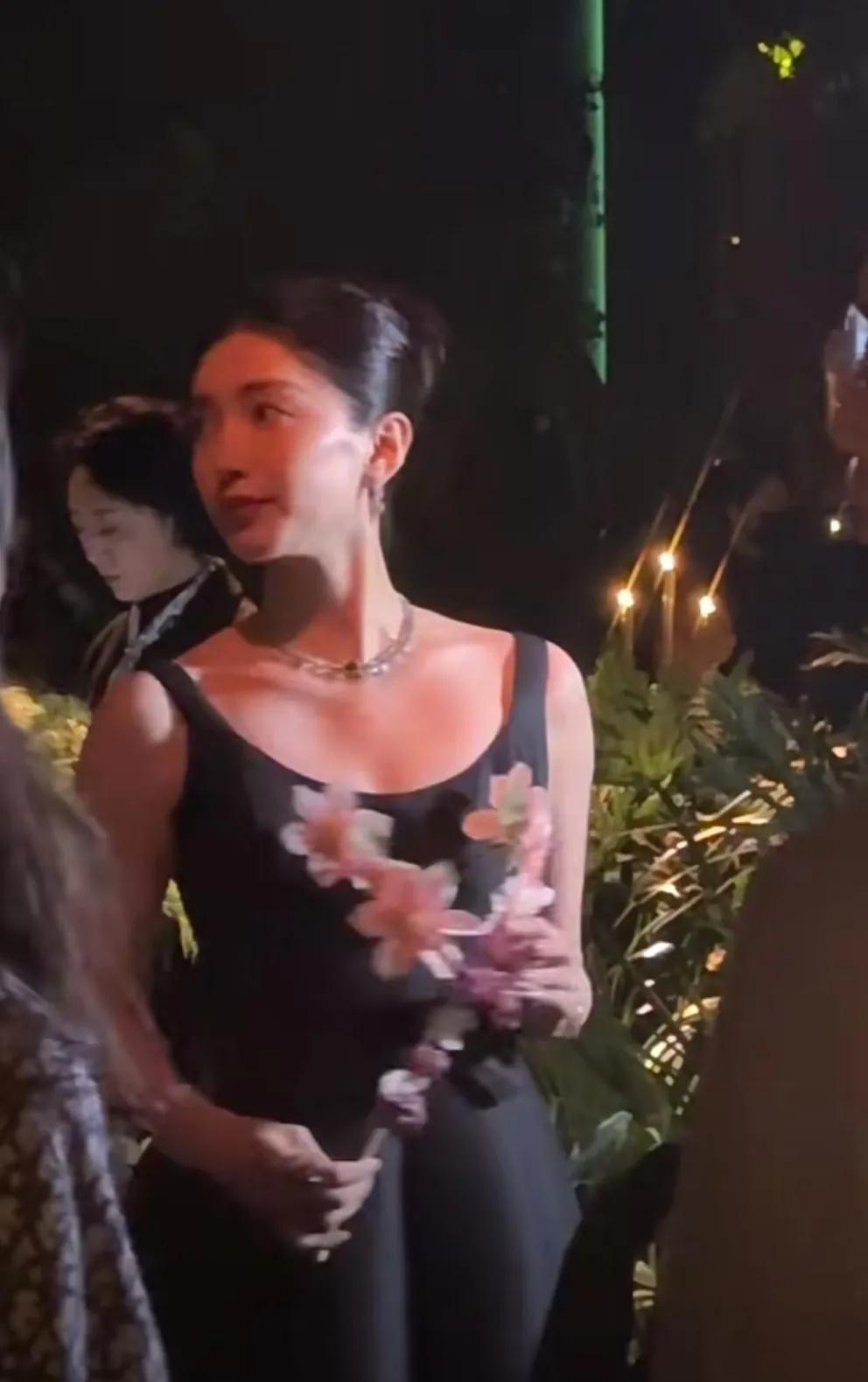 江疏影在厦门参加迪奥活动，一袭小黑裙真的好有气质啊，像一只优雅的黑天鹅，她的仪态