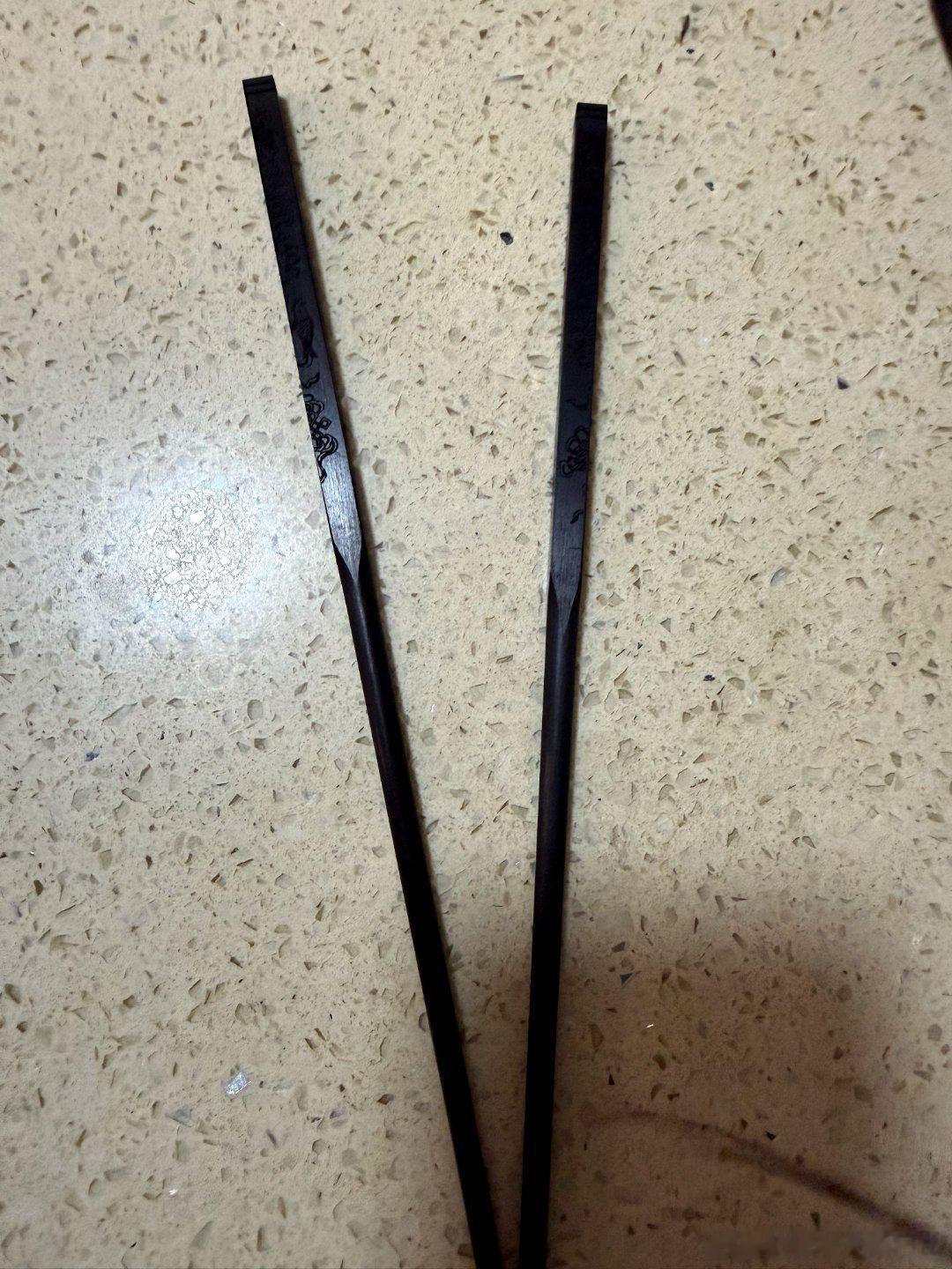 我和你天生成双美团外卖祝你七夕筷乐细细端详这双联名筷，筷身雕刻的纹样层次丰富，色