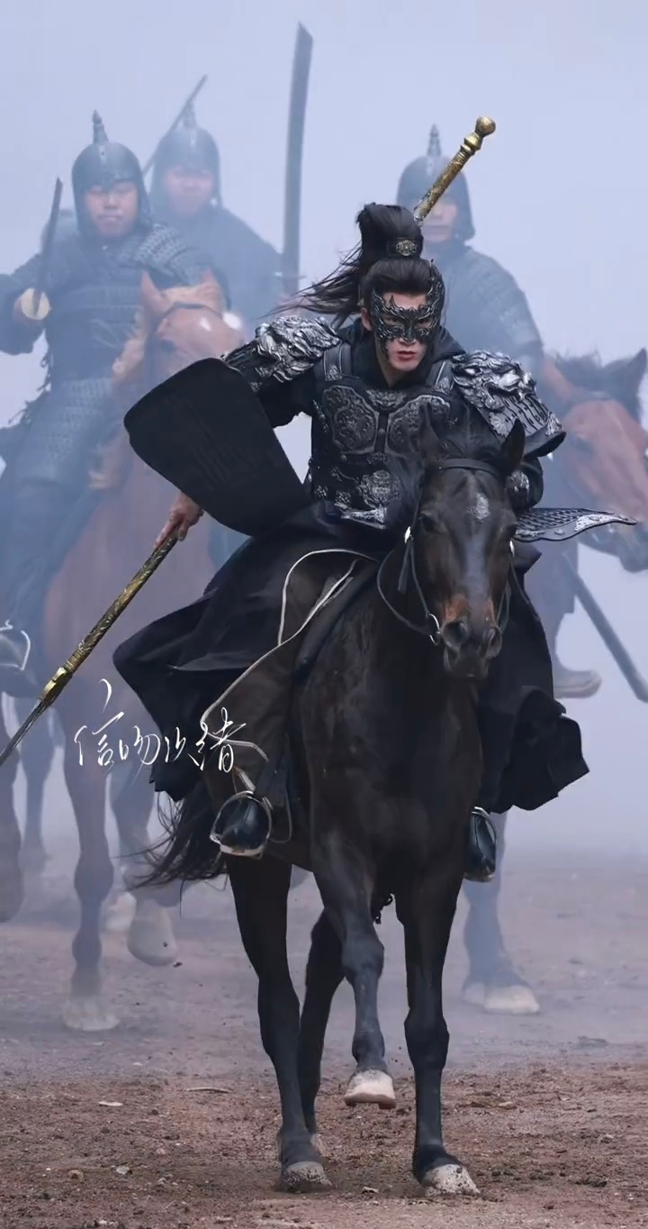 都速来感受这位黑甲战马谢却山大将军！！原声的“驾”听得好带感啊啊啊啊啊檀健次黑甲