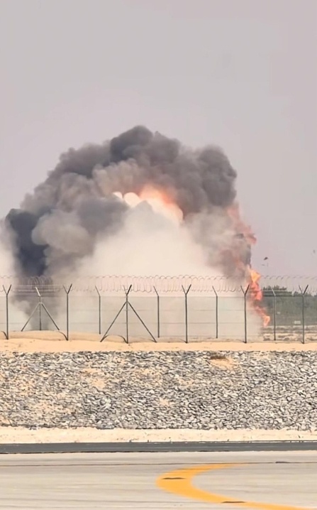 【 目击者发声：当时在做表演动作，坠毁后腾起蘑菇云，没看到飞行员弹射】据央视新闻