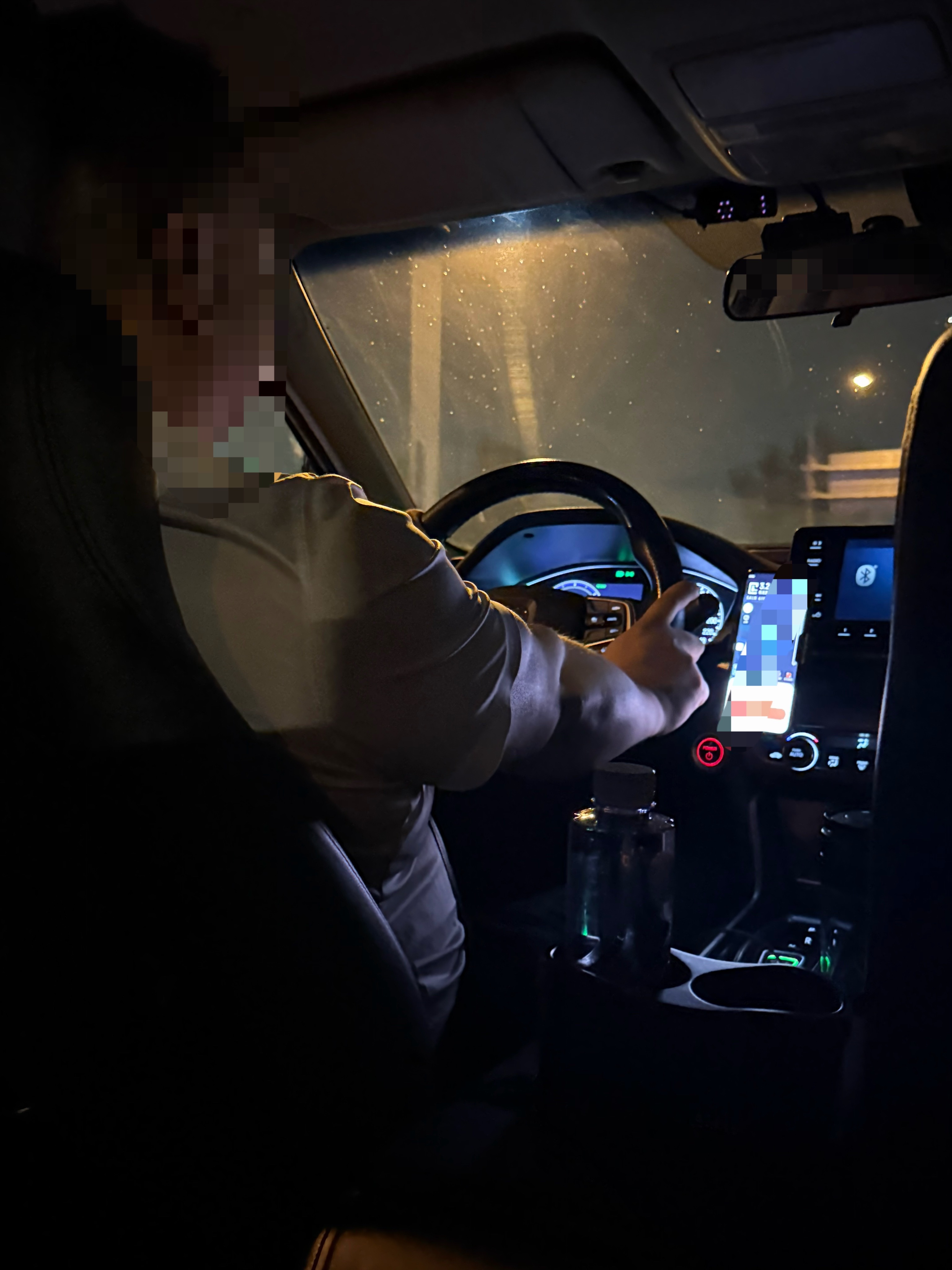 给大家看一种错误的开车姿势刚拍的滴滴师傅胳膊撑太直了这样对肩膀 胳膊 手腕 都不