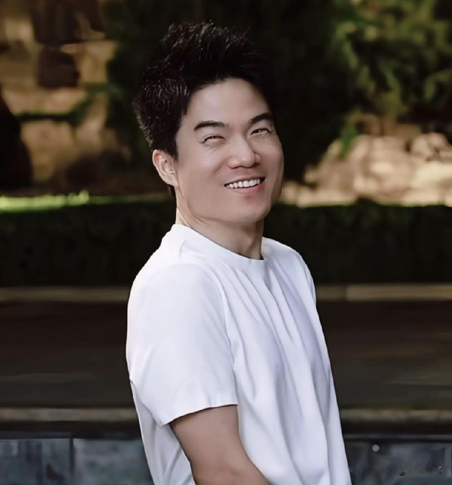 董宇辉和亚醜钺到底有几分相似呢？
     在古老的岁月中，亚醜钺或许让人闻风丧