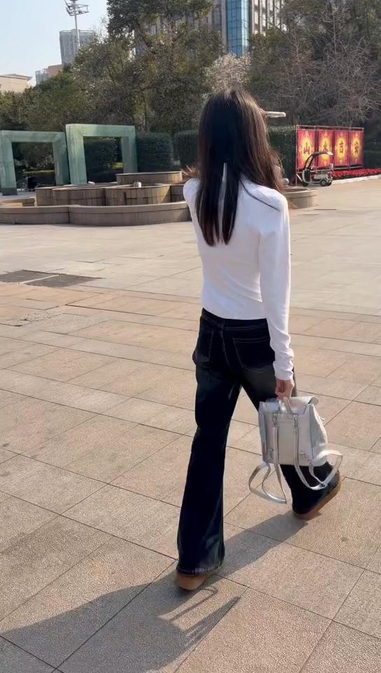 长街独自行，风起白衣扬。