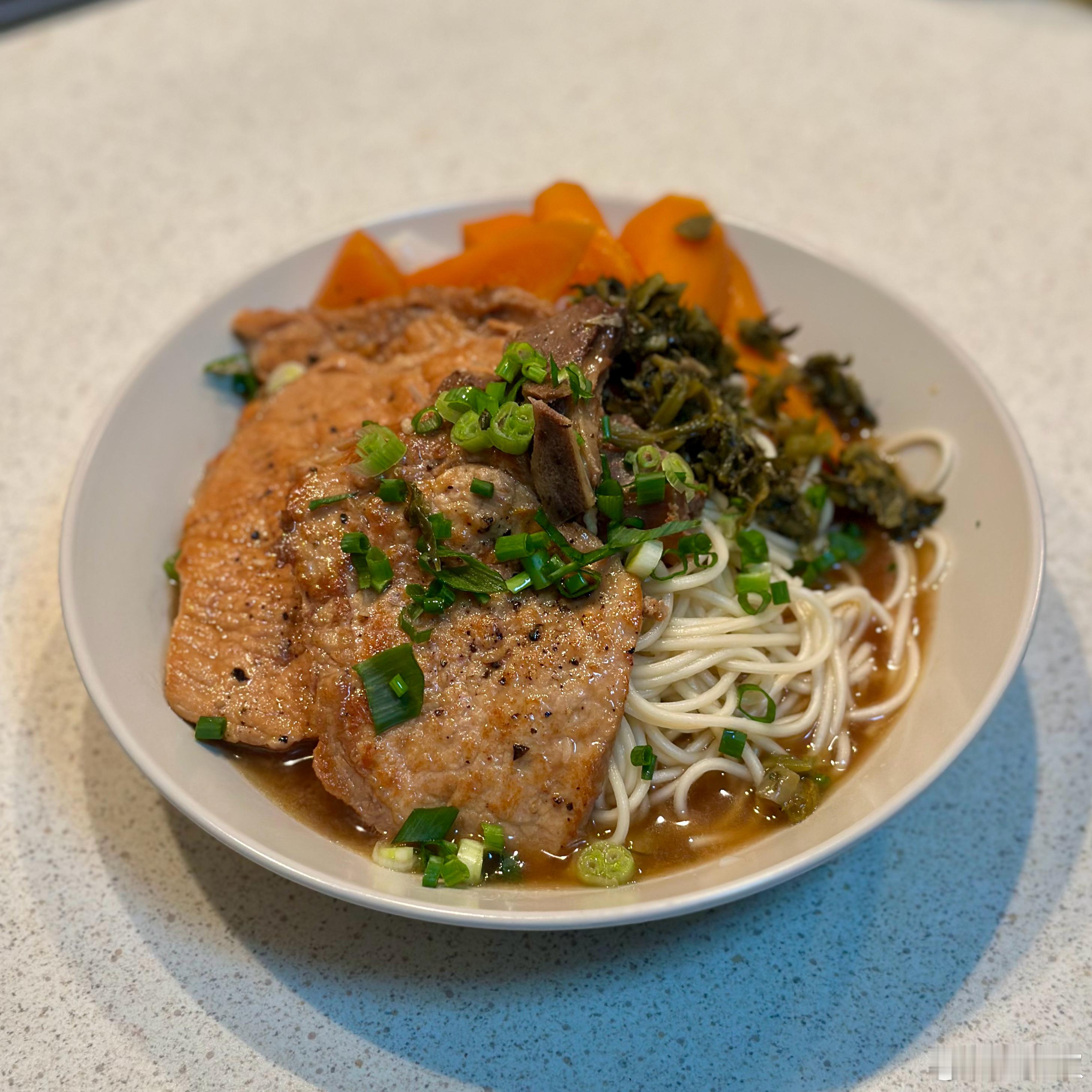 晚餐。胡萝卜红烧大排面，加西兰花。 ​​​