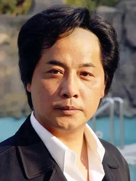 惊闻扮演毛泽东的特型演员王霙病逝，享年六十六岁。
王霙扮演的毛泽东平易近人温和亲