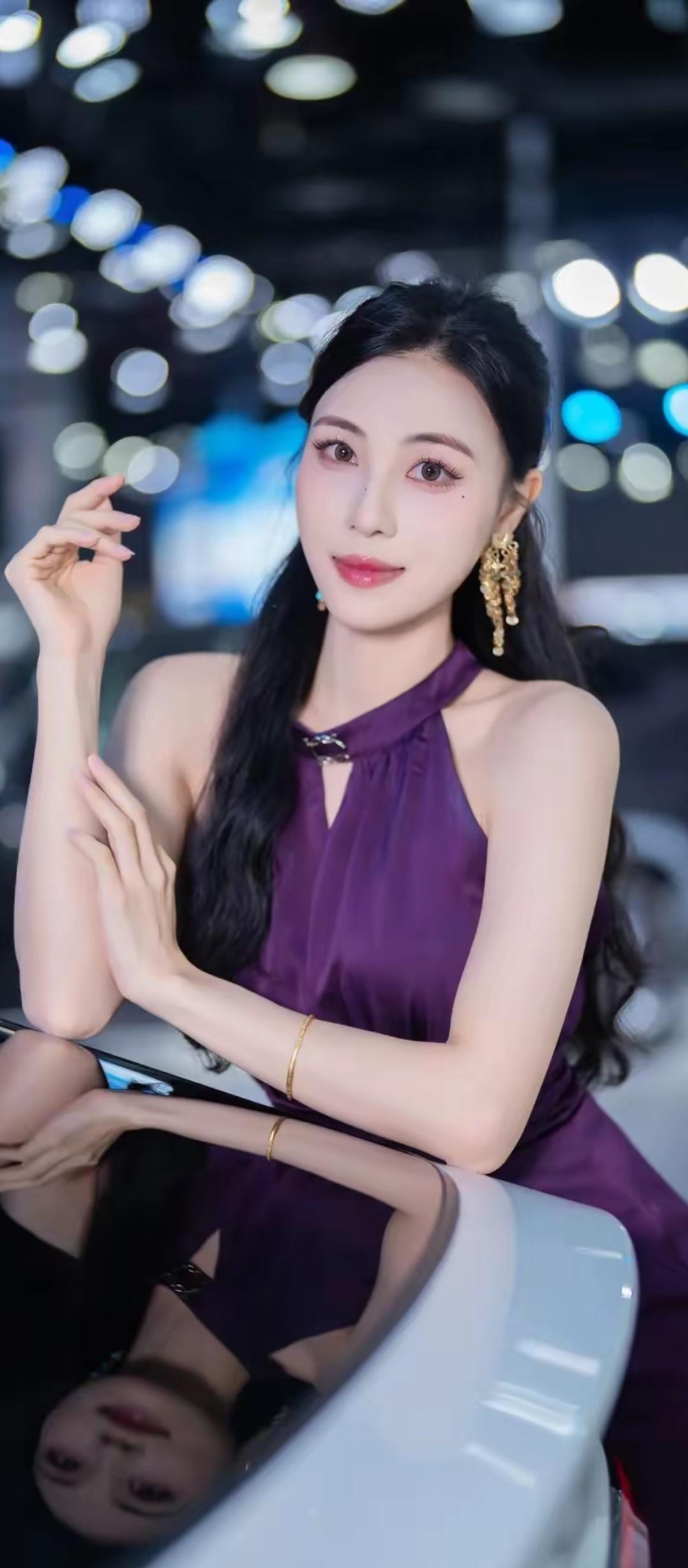 紫衣美人倚车旁，夜色如墨映芳容。