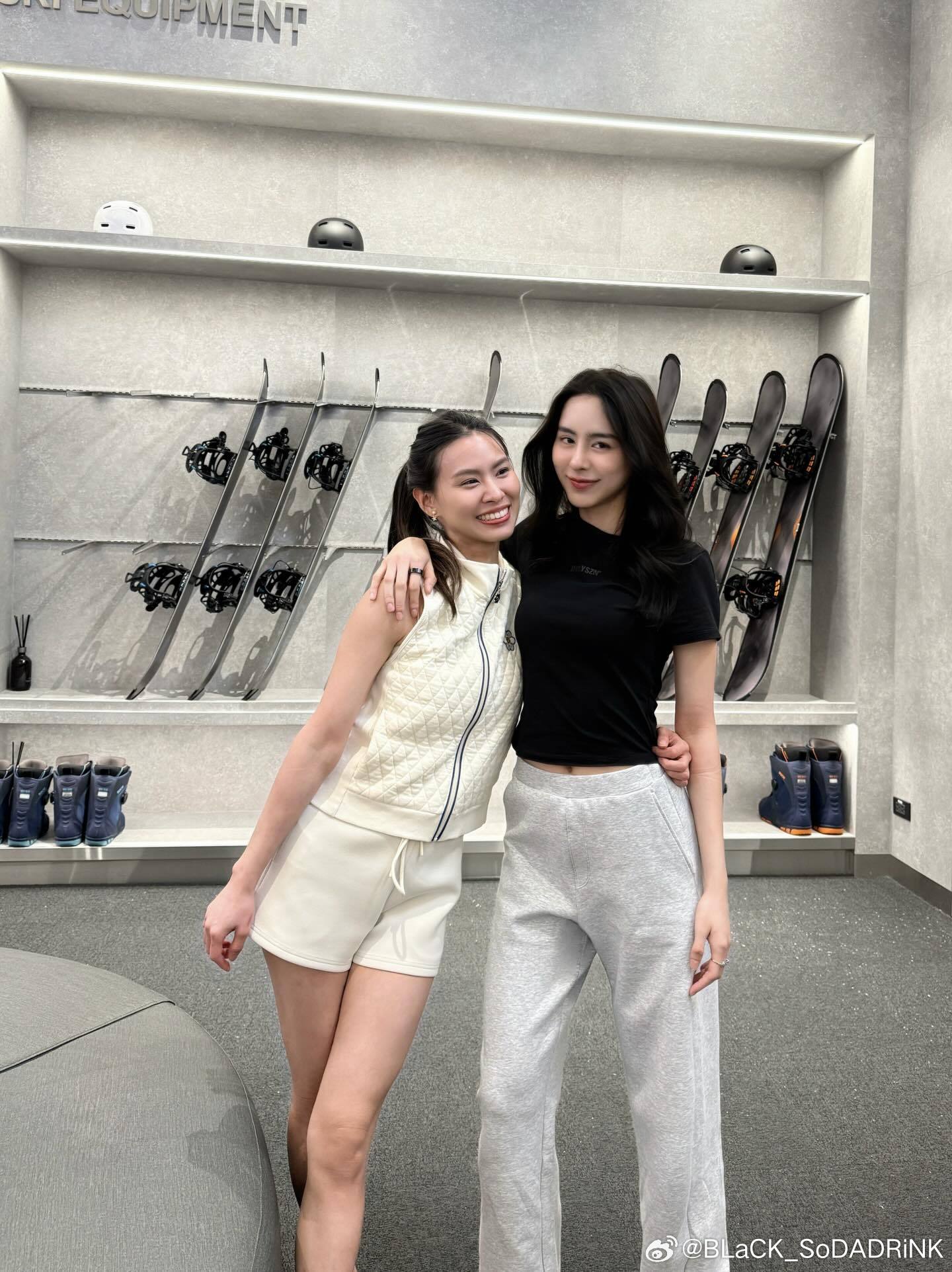 punpreedee 女鹅IG更新！和朋友一起去室内滑雪场滑雪🏂啦！最近得闲和