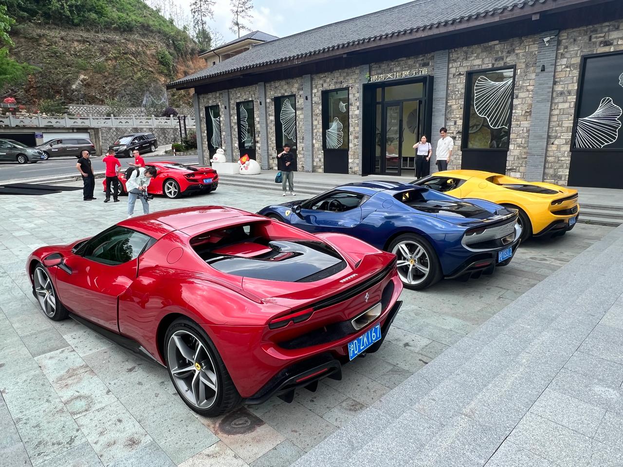 比296 GTB贵50万，自然296 GTS更划算，50万让自己多了一个敞篷法拉