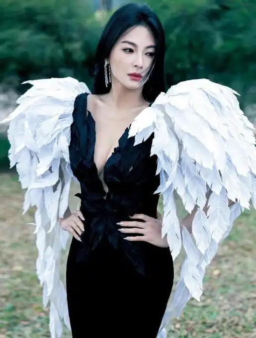张雨绮的这件礼服，真的是极为大气，是黑色的羽毛连衣裙，将好身材衬托得玲珑有致，部