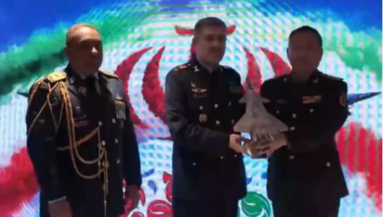 美大军压境之际，中国武官送伊朗歼-20模型，早就给过伊朗机会

据伊朗媒体报道，