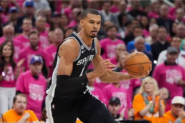 22岁的文班亚马刚刚结束了自己NBA生涯的首次总决赛征程。马刺队最终以1-4的总