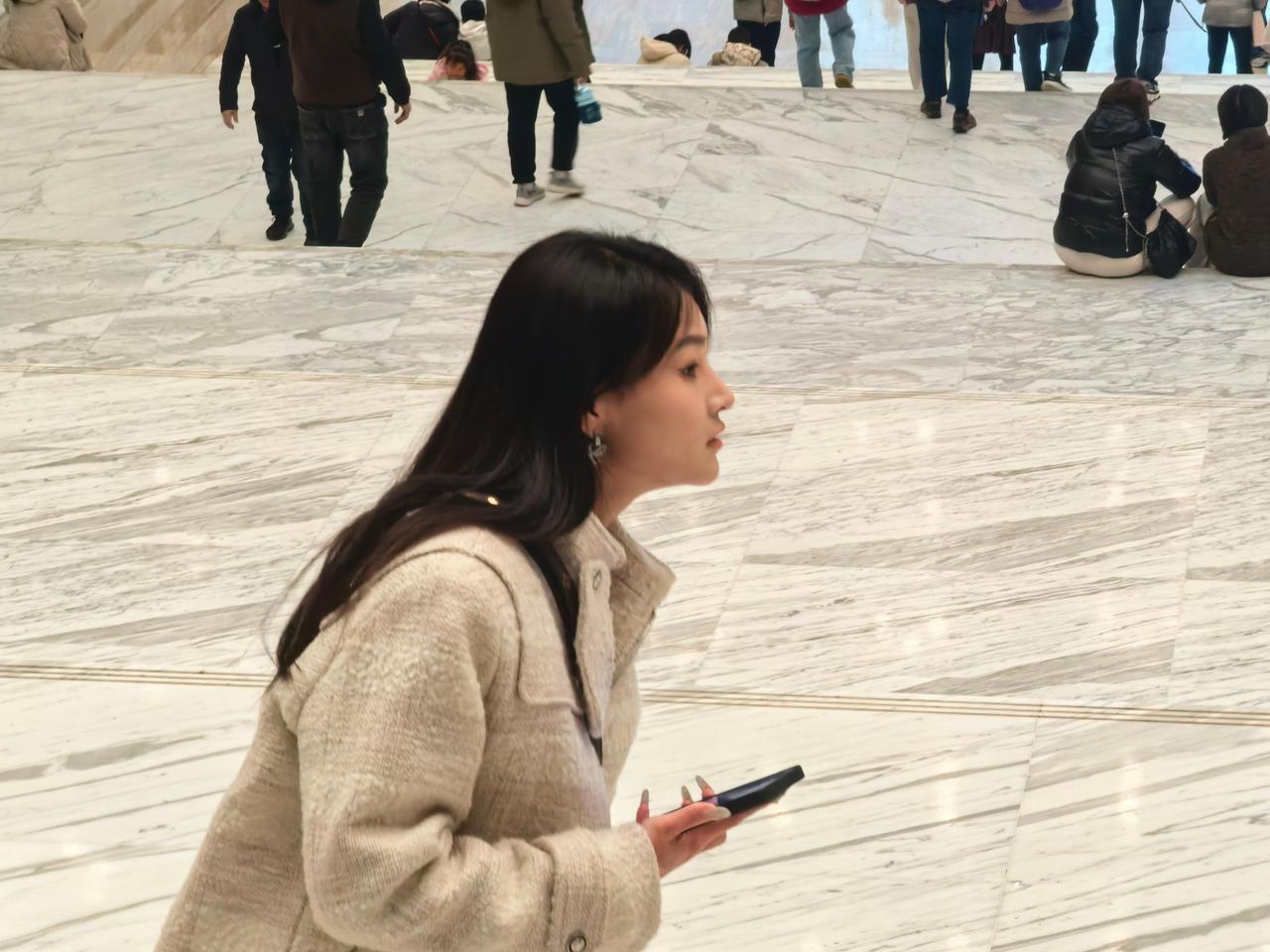 你的耳垂，总是那么温热。
来来往往的景区里面，
似乎你，永远都是最开心的那一个。