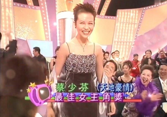 现年51岁的蔡少芬曾是无线千禧年代四大花旦之一，过往饰演过不少经典角色，她在19