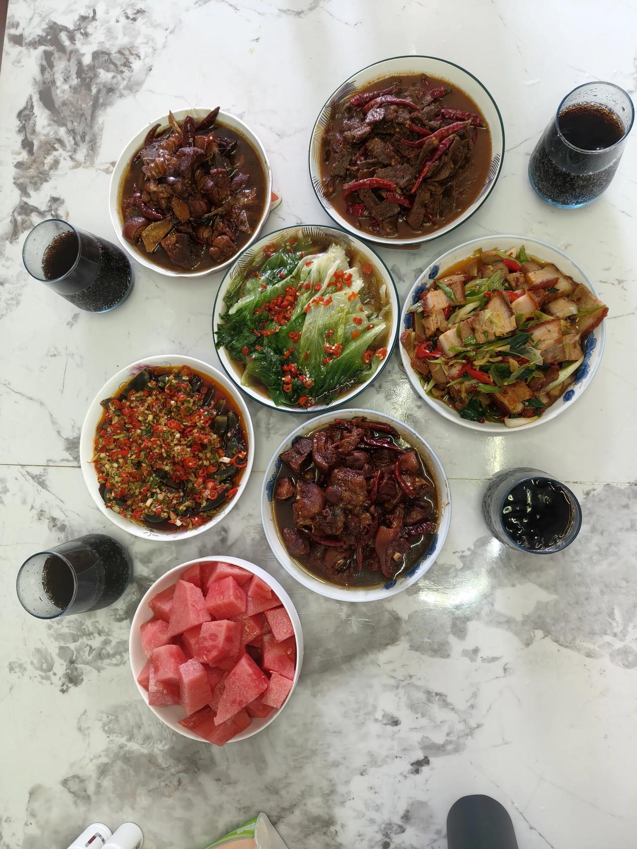 端午良辰，家人闲坐，满桌烟火便是最好的节日仪式。
红烧硬菜醇厚入味，清爽时蔬解腻