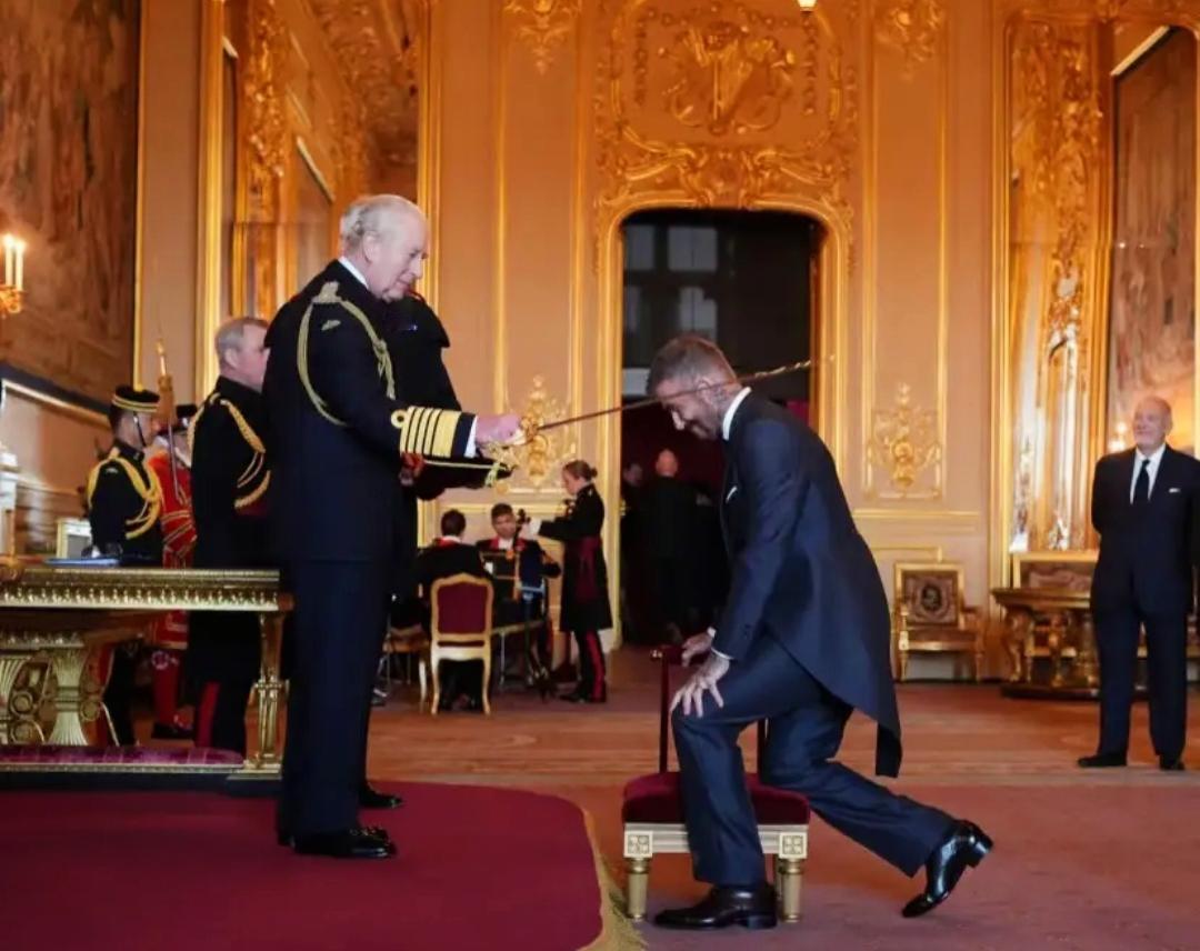 贝克汉姆获封爵士，这可是大新闻！当地时间11月4日，50岁的他在温莎城堡单膝下跪