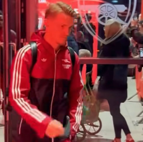 厄德高随队抵达酋长球场，但他并未进入比赛日名单。  