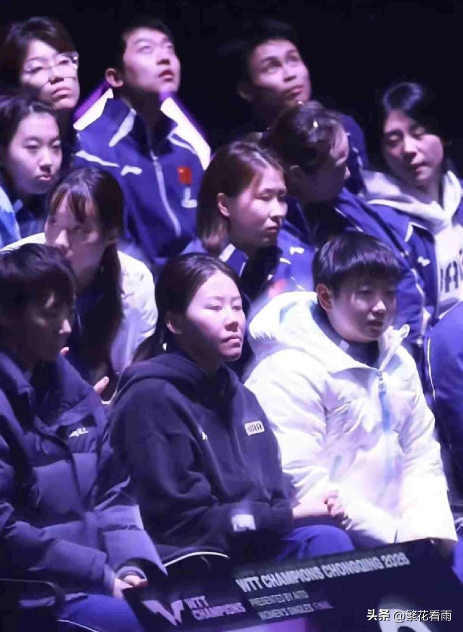 昨晚WTT重庆冠军赛女单决赛现场，孙颖莎惊喜现身看台，瞬间点燃全场气氛。这两天重