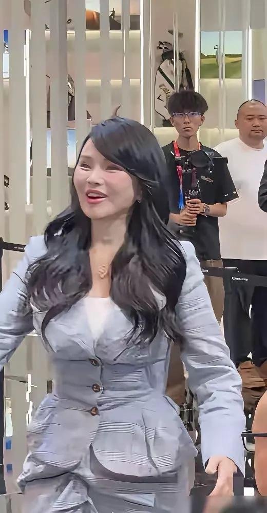 明明脸上没有皱纹，可是还是感觉像大妈，这是为什么呢？ 