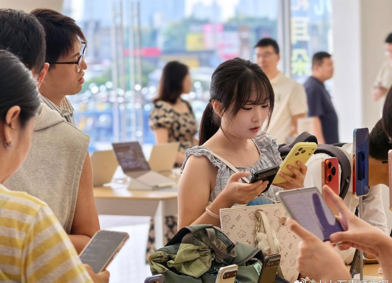 我选手机向来优先看续航和拍照，从来没把屏幕比例当成重点，这次线下体验阔直板之后，