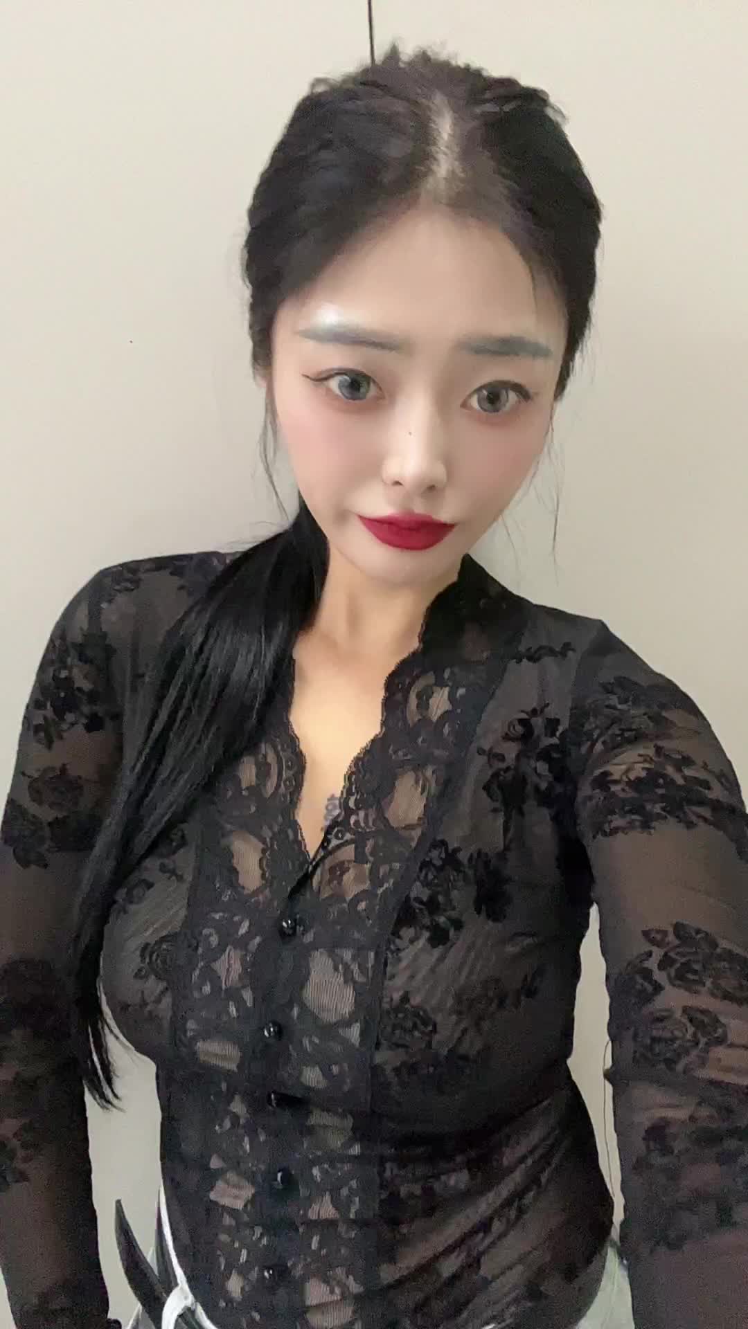 看到一条很治愈的评论：“我这样破碎的人，爱我的人要一片一片捡来爱我，实...